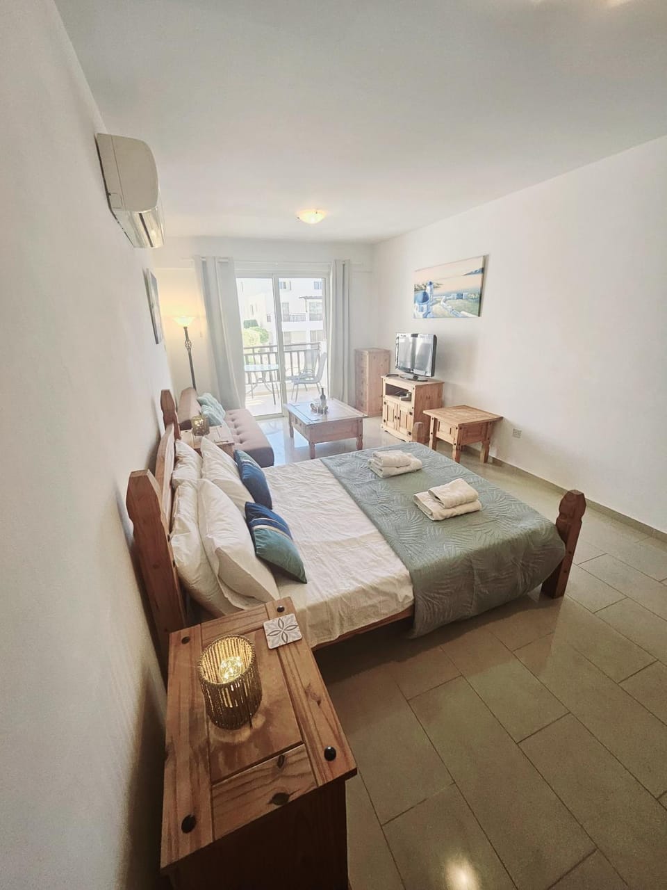 Bed, TV and multimedia, Photo of the whole room, Seating area, towels, air conditioner