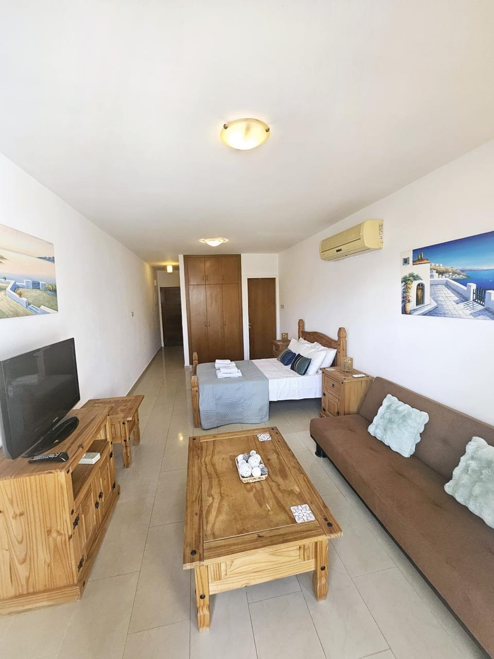 Bed, TV and multimedia, Photo of the whole room, air conditioner