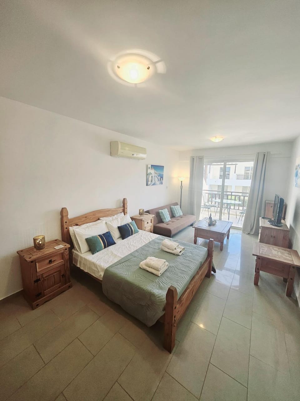 Bed, TV and multimedia, Photo of the whole room, Seating area, towels, air conditioner