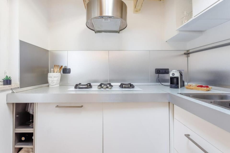 Coffee/tea facilities, Kitchen or kitchenette, stove