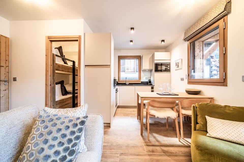 Kitchen or kitchenette, Seating area, Dining area, oven, stove