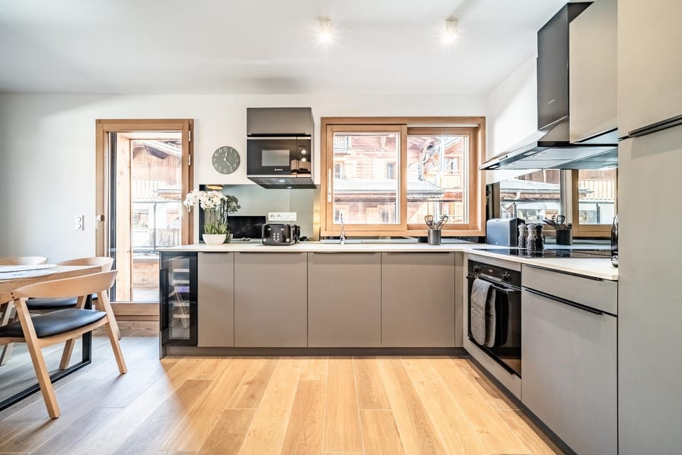 Coffee/tea facilities, Kitchen or kitchenette, Dining area, dishwasher, oven
