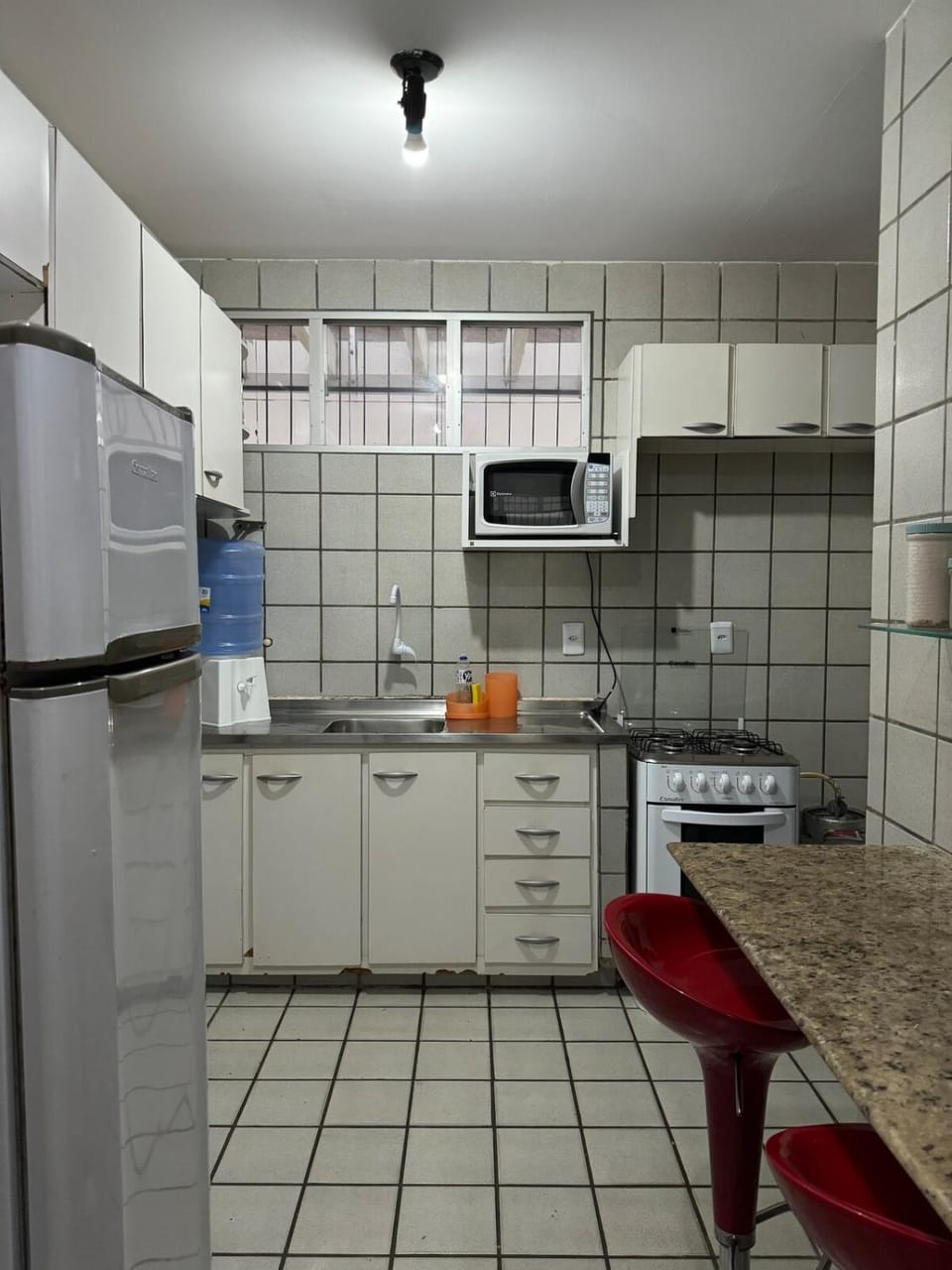 Kitchen or kitchenette, minibar, oven, stove