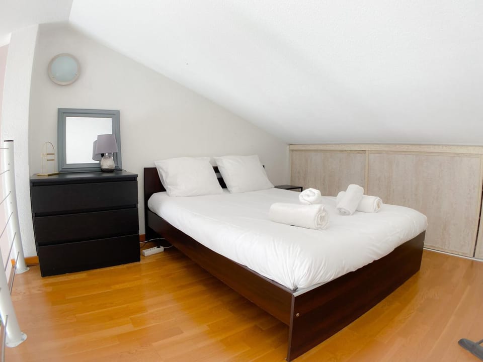 Bed, Photo of the whole room, Bedroom, towels