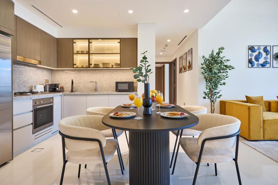 Coffee/tea facilities, Kitchen or kitchenette, Living room, Food and drinks, Seating area, Dining area, Food, microwave, oven, stove, toaster