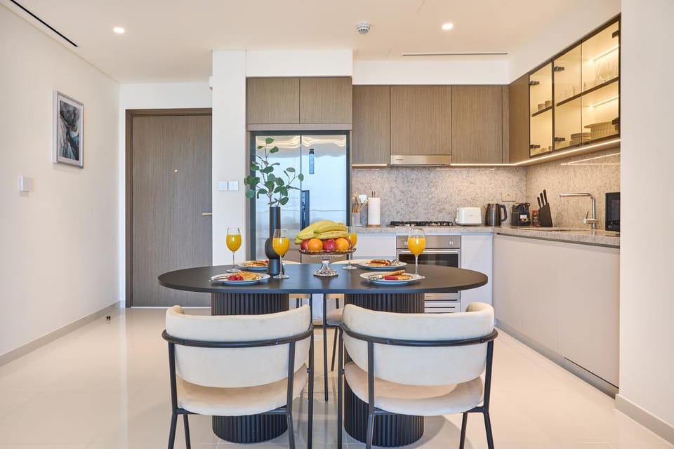 Kitchen or kitchenette, Food and drinks, Seating area, Dining area, Food, microwave, oven, stove