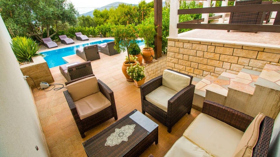 Balcony/Terrace, Seating area, Pool view