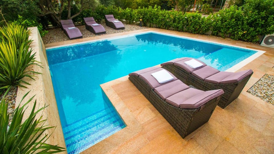 Swimming pool, sunbed