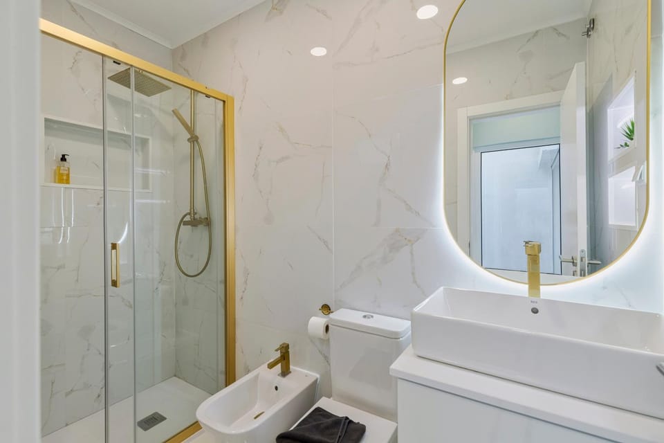 Shower, Toilet, Bathroom, bidet, towels