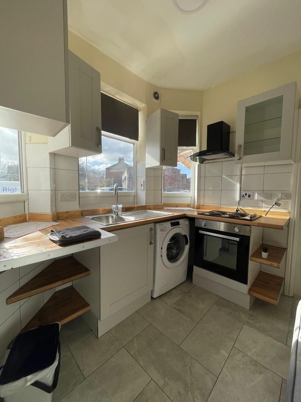 Kitchen or kitchenette, stove, washing machine