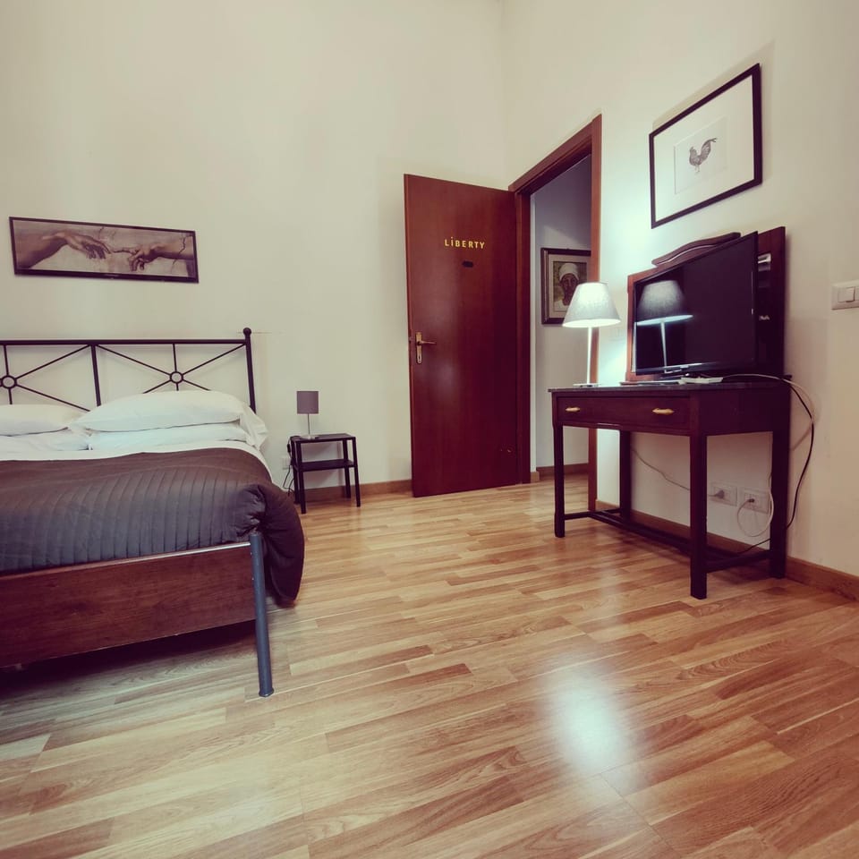 TV and multimedia, Photo of the whole room, Bedroom