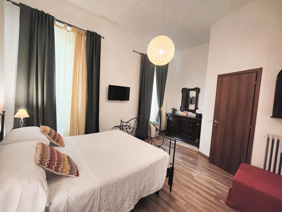 Bed, TV and multimedia, Photo of the whole room, Bedroom
