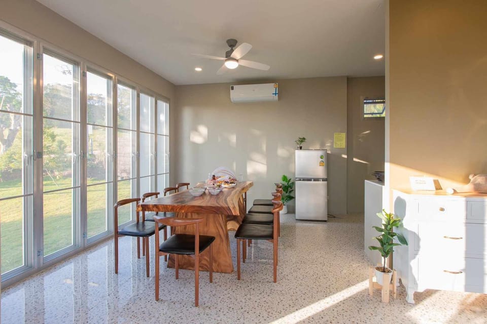 Kitchen or kitchenette, Dining area, pet friendly, air conditioner