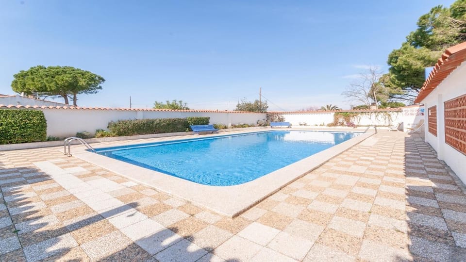 Pool view, Swimming pool, sunbed