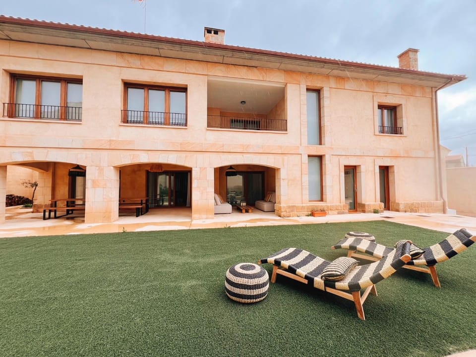 Property building, Garden, Garden view, sunbed