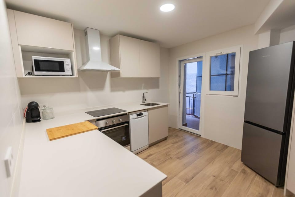 Coffee/tea facilities, Kitchen or kitchenette, dishwasher, microwave, oven, stove