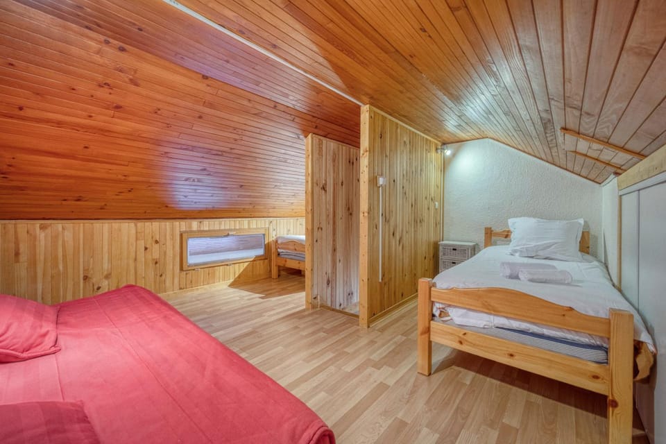 Bed, Photo of the whole room, Bedroom, bunk bed
