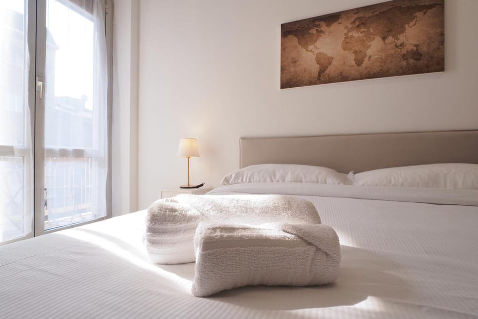 Bed, towels
