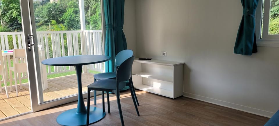 View (from property/room), Balcony/Terrace, Living room, Seating area, Dining area