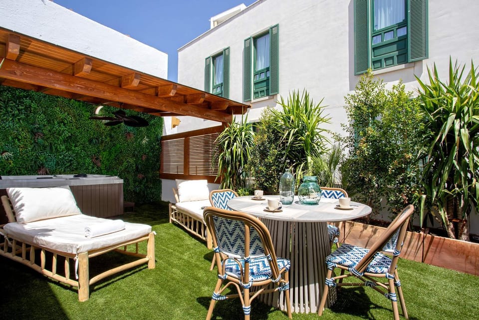 Patio, Garden, Hot Tub, Balcony/Terrace, Dining area, sunbed