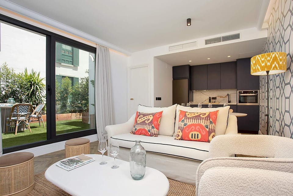 Kitchen or kitchenette, Living room, Seating area, Dining area