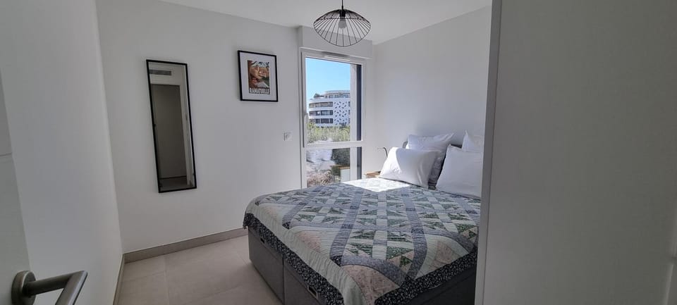 Photo of the whole room, Bedroom