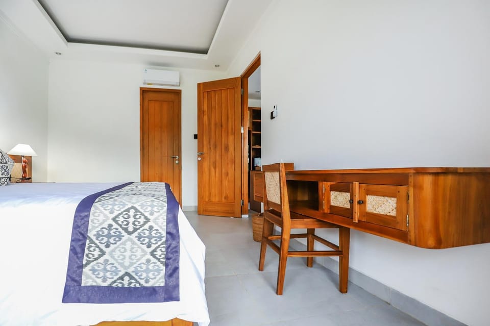 Photo of the whole room, Bedroom