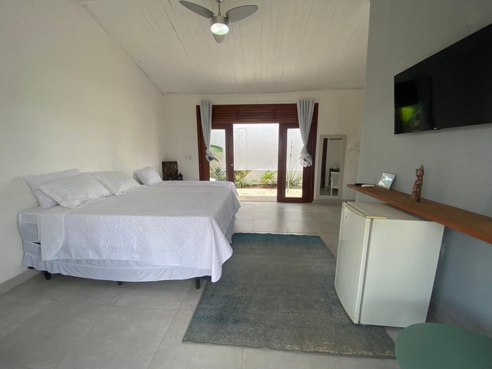 Bed, TV and multimedia, Bedroom