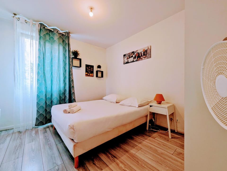 Photo of the whole room, Decorative detail, Bedroom, towels