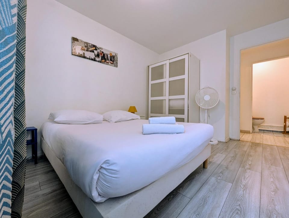 Photo of the whole room, Bedroom, towels, wardrobe