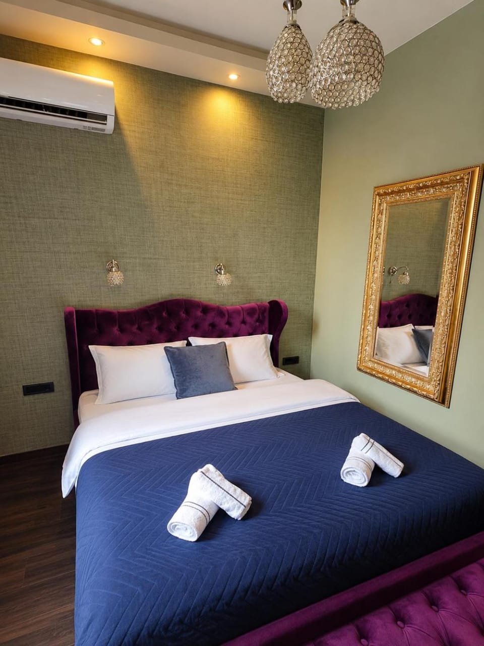 Bed, Bedroom, towels