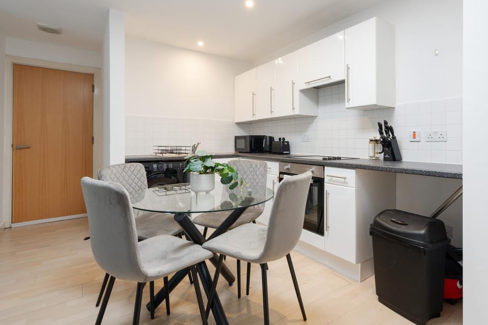 Lux Livin' Apartments - Luxury 2 Bed Apartment City Centre Free Parking Apartment in Salford