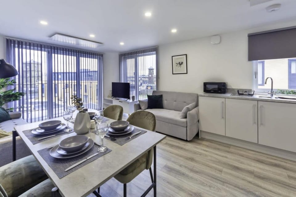 TV and multimedia, Kitchen or kitchenette, Living room, Seating area, Dining area