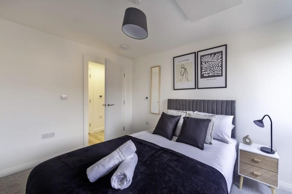 Bed, Photo of the whole room, Bedroom, towels
