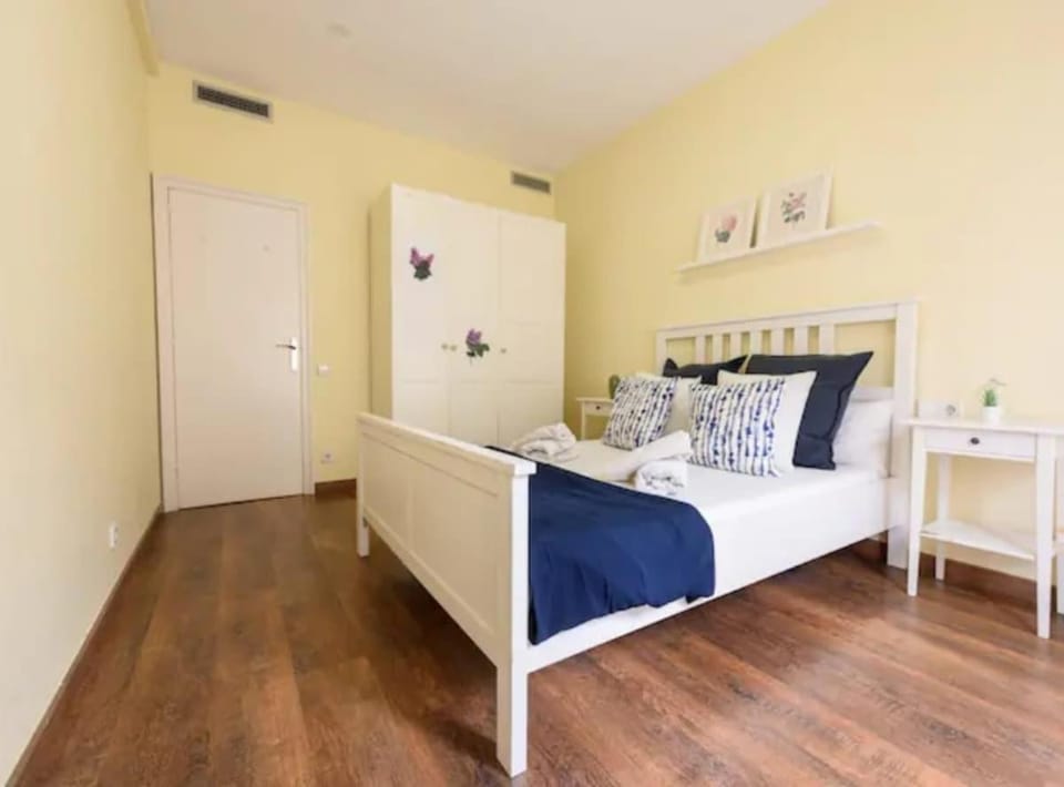 Ramblas Rentals Spacious & Design 4Br Flat With Balcony 15m Ramblas Apartment in Barcelona