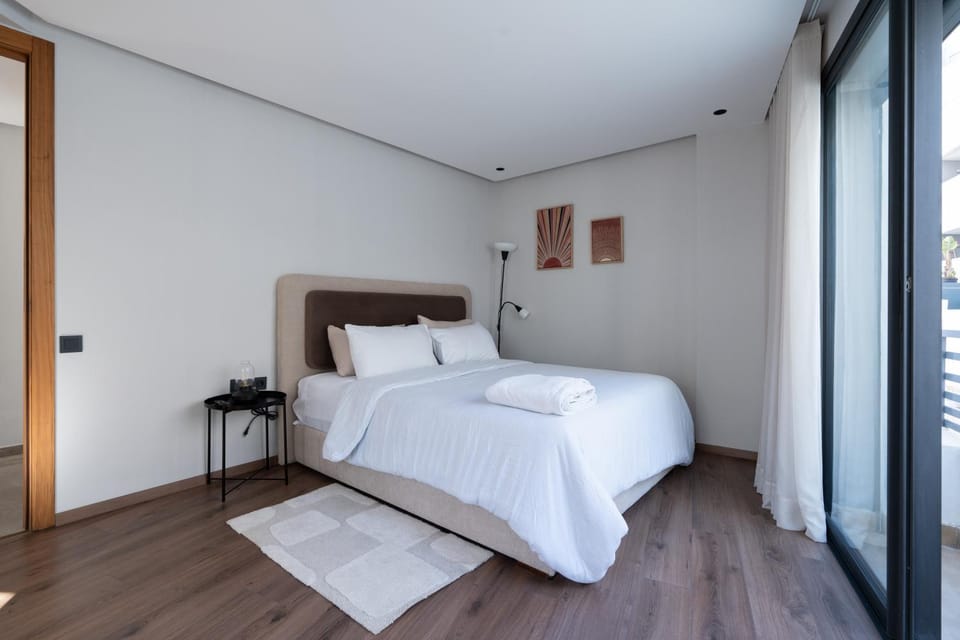 Bed, Photo of the whole room, Bedroom, towels