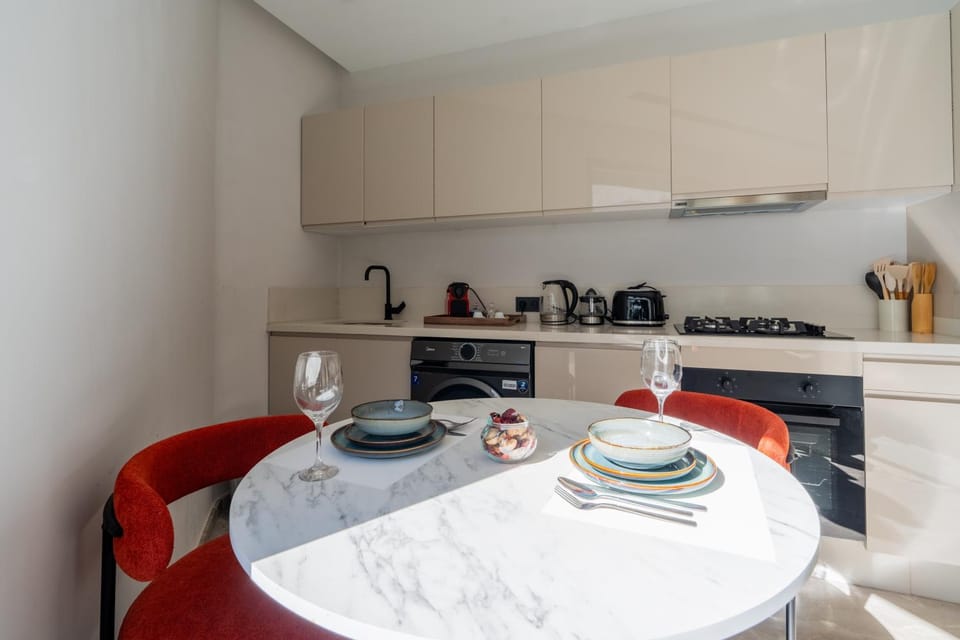 Coffee/tea facilities, Kitchen or kitchenette, Seating area, Dining area, stove, toaster