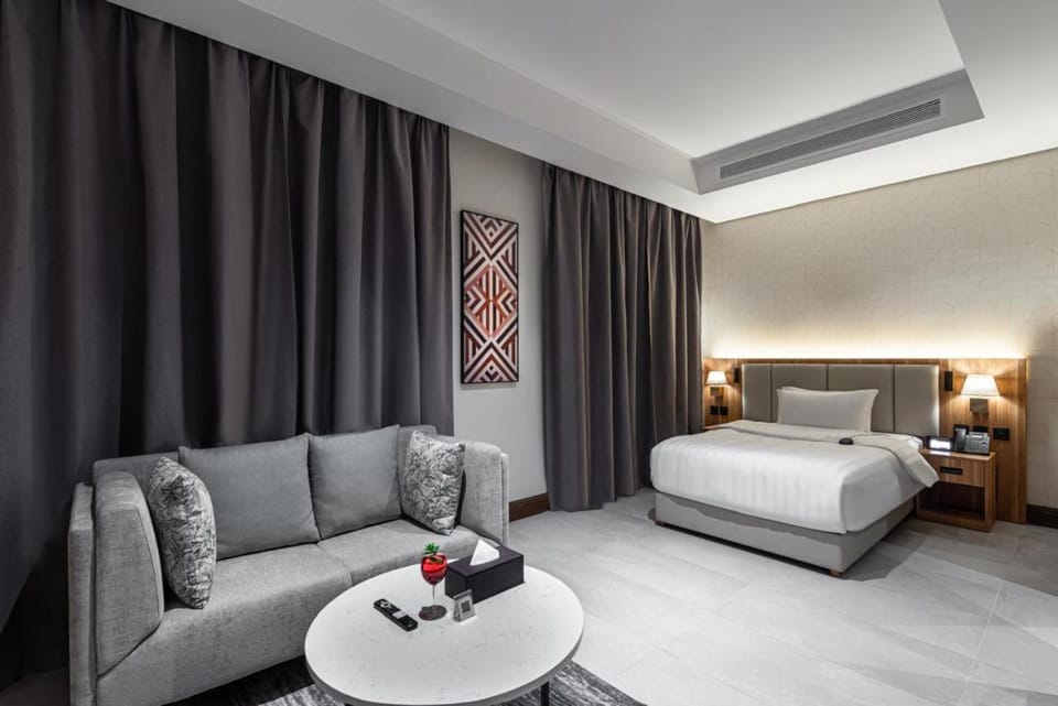 Bed, TV and multimedia, Living room, Photo of the whole room, Seating area, Bedroom