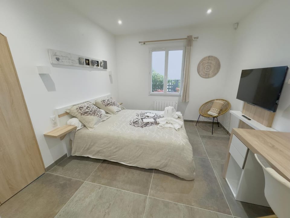 TV and multimedia, Photo of the whole room, Bedroom