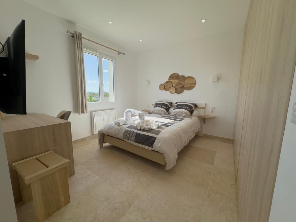Bed, TV and multimedia, Photo of the whole room, Bedroom