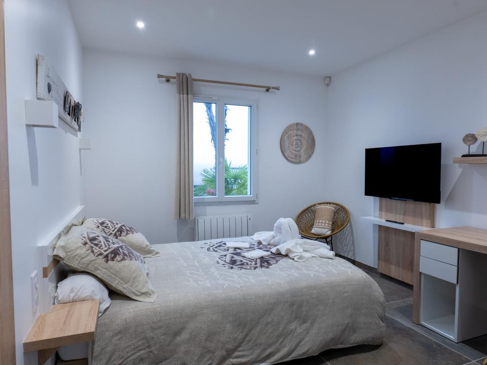 Bed, TV and multimedia, Photo of the whole room, Bedroom