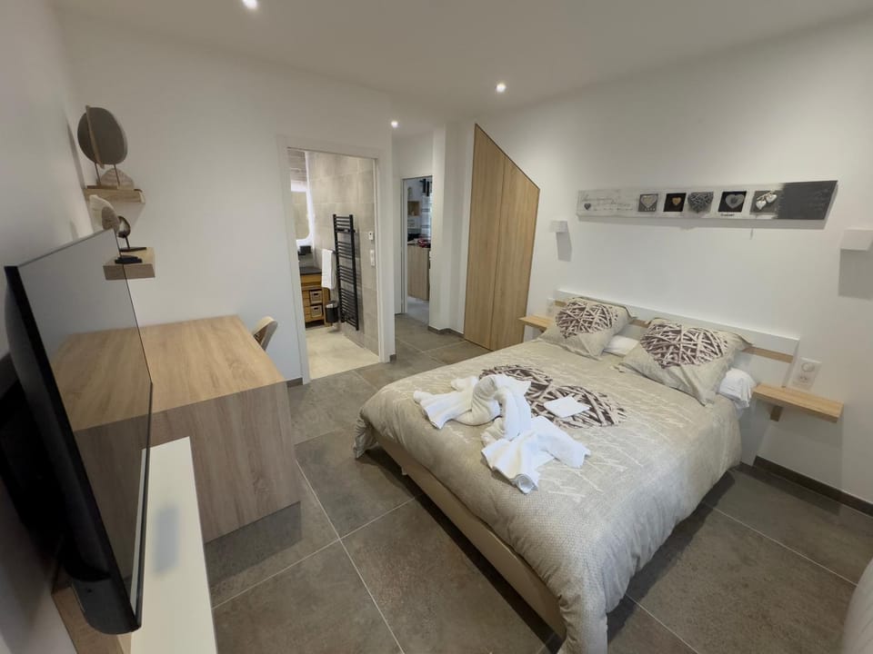 Bed, TV and multimedia, Photo of the whole room, Bedroom