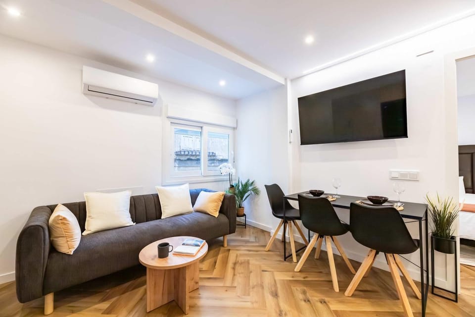 City Charm - Stylish 3BD in Malaga Centro Apartment in Malaga