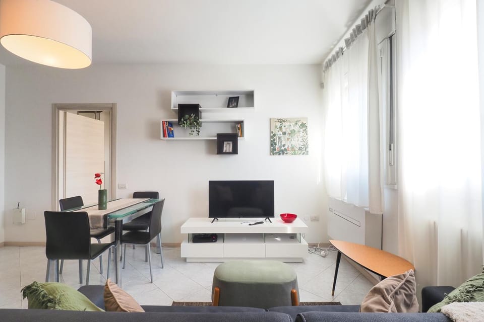TV and multimedia, Living room, Seating area, Dining area