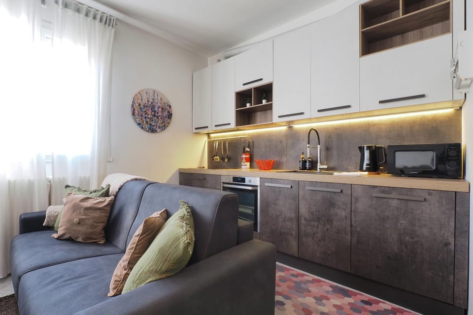 Coffee/tea facilities, Kitchen or kitchenette, oven, stove