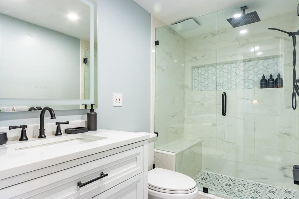 Shower, Toilet, Bathroom, towels