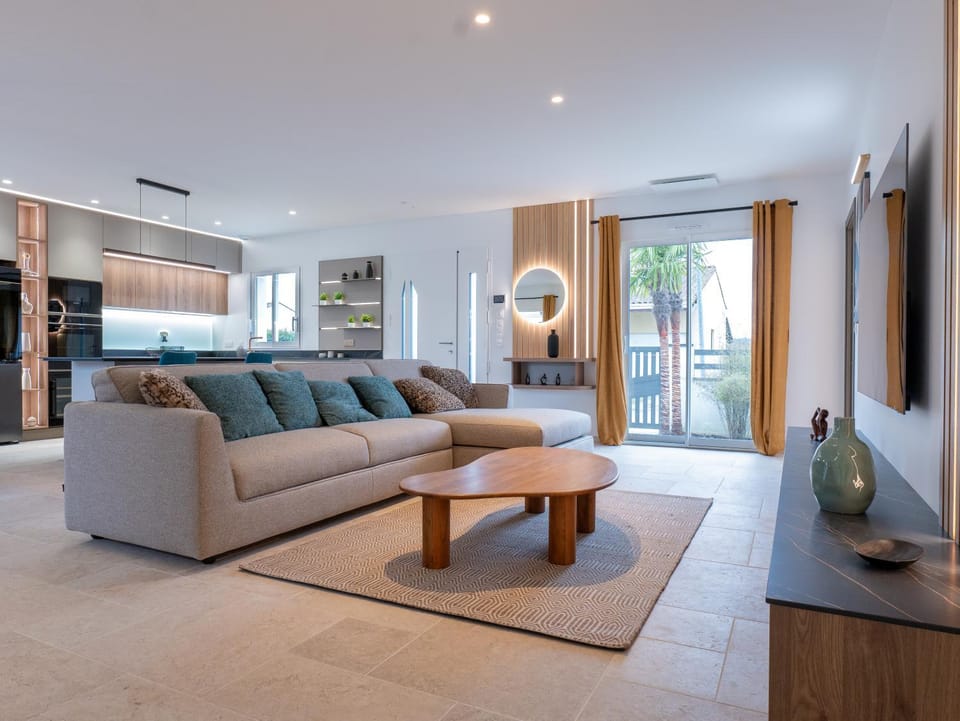 TV and multimedia, Kitchen or kitchenette, Living room, Seating area