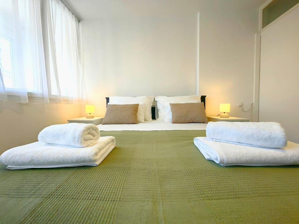 Bed, Bedroom, towels