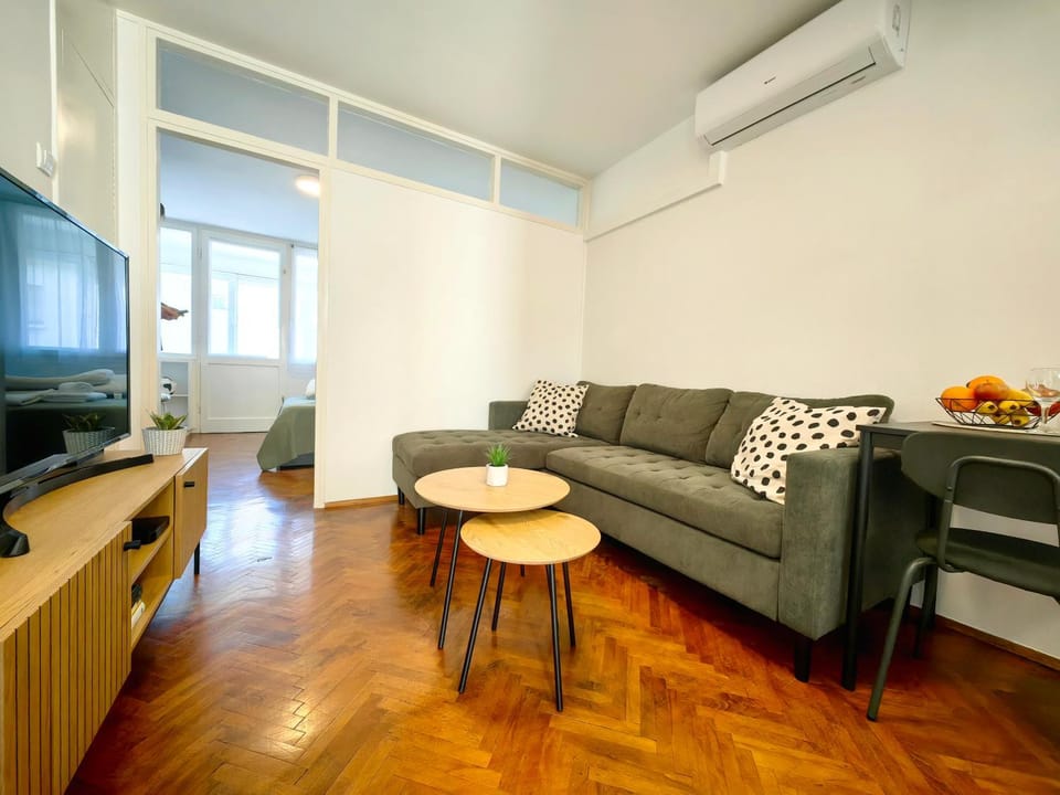 Communal lounge/ TV room, TV and multimedia, Living room, Seating area, air conditioner