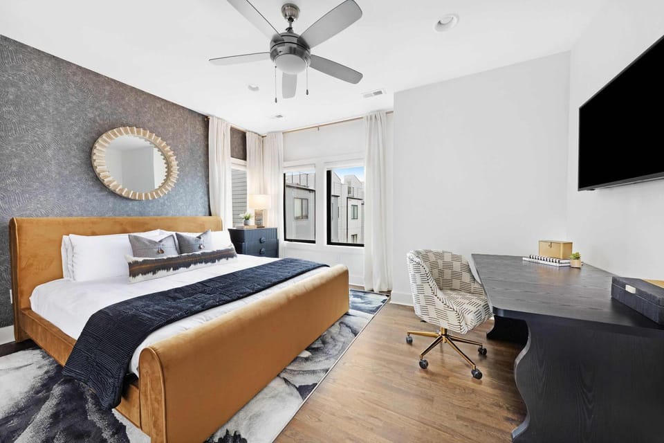 The Hawkins House - Walk to Gulch, Rooftop views! House in Nashville